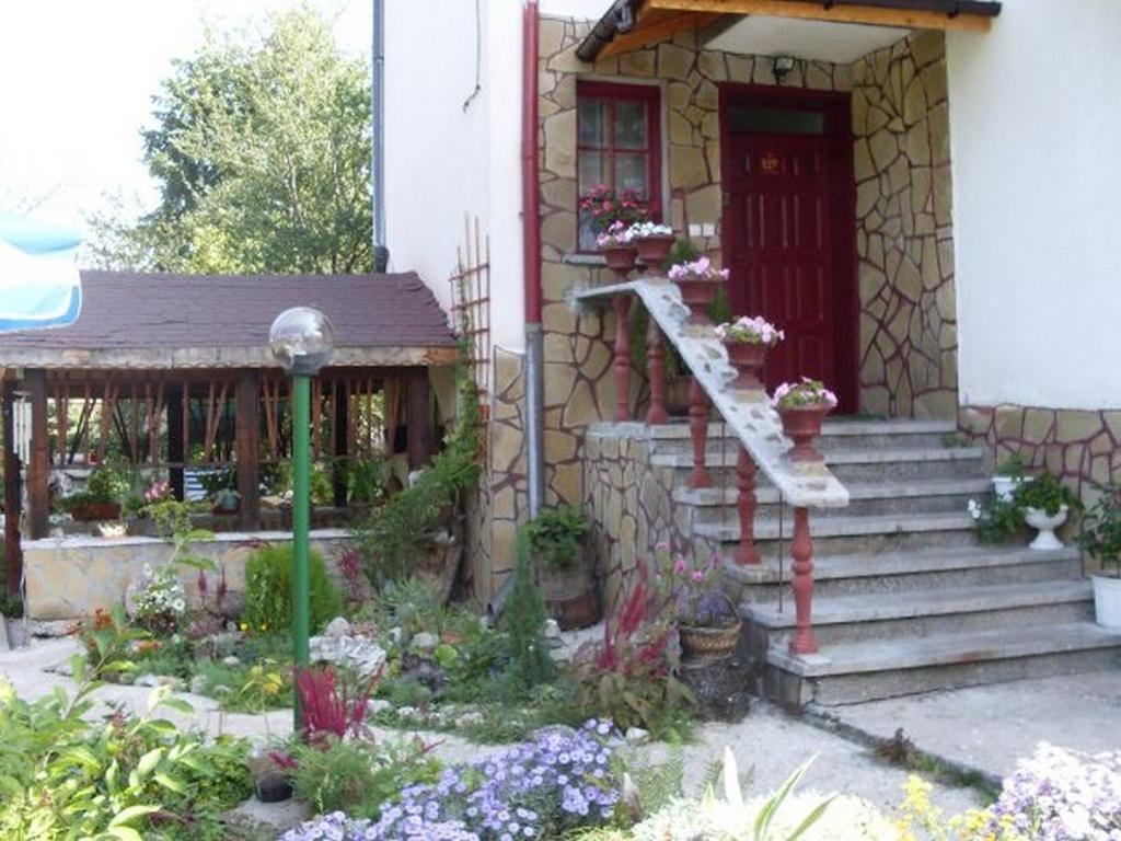 Veselata Guest House Dolna Banya Exterior photo